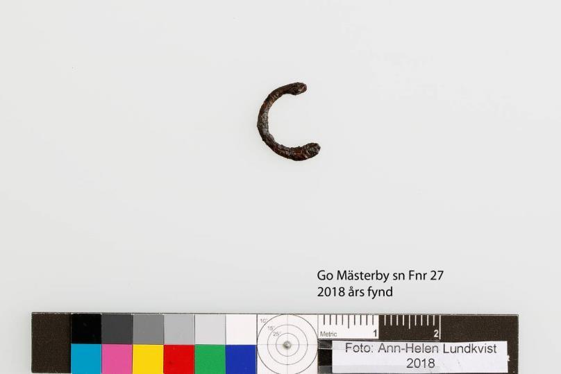 Fig. 9. Ringbrynjefragment (F27). Foto efter konservering: Stiftelsen Föremålsvård i Kiruna. Ringbrynjefragment Ett ringbrynjefragment (F27, fig. 9) lokaliserades i sökområdet norr om Ajmundsänget.