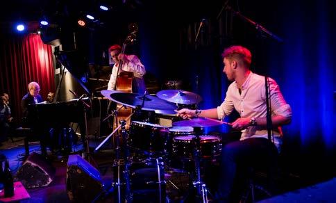 Samuel Olsson, hans bröder Edward Olsson på trummor och William Olsson på tenorsaxofon mm, pianisten Stefan