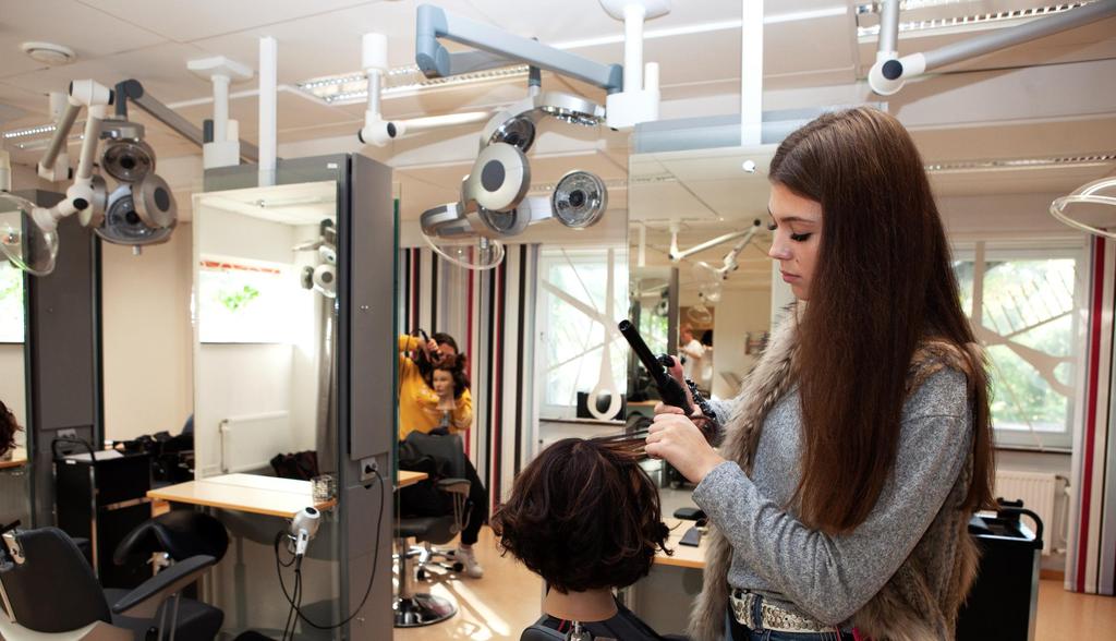 Hårakademin på Ängelholms gymnasieskola vann både guld-, silver- och bronsmedalj i skol-sm för frisörer.