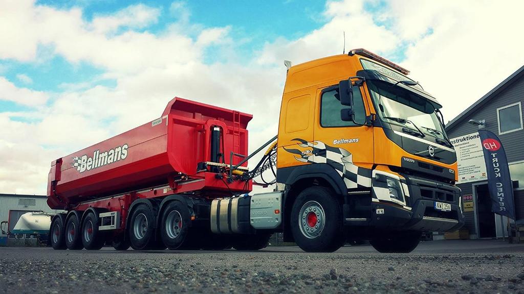 Bild 6. En Volvo FH13 med påhängsvagn som tillhör Bellmans åkeri AB Volvo L260H (dieseldriven) Den 37 ton tunga hjullastaren är eftergångaren till den tidigare modellen, Volvo L260G.