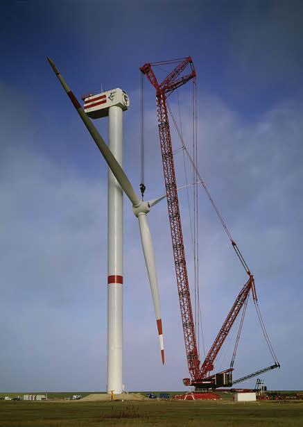 MILJÖKONSEKVENSBESKRIVNING 26 / 234 Figur 18. Resning av ett vindkraftverk med en bandgående lyftkran (Liebherr). 3.4.8 Vindkraftverkens drift och underhåll Vindkraftverken är helt automatiserade och deras drift är baserad på fjärrövervakning via datakommunikation.