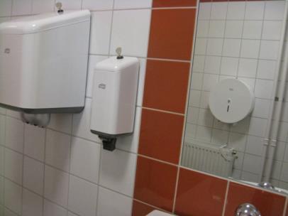 GODA EXEMPEL WC för skola Allmän beskrivning Toaletter skall vara lätta att hålla fräscha. Golv, väggar och tak skall vara lätta att rengörbara och utrustningen tålig och hållbar.