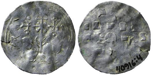 Fig. 16. Imitation av en bysantinsk miliaresion i fyndet från Sikalantaus (inv. nr NM40916:4). påverkas till viss del av att myntet har kvar resterna av bronsöglan.