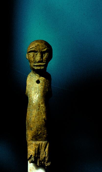 Figur 116. Kristusfigur, längd 48 mm, Fnr 2303, fas 10, hus 6/23, tomt III.