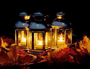 När höstmörkret lägrar sig över nejden...då är det dags för ÖSTERLEN LYSER 2-4 november! Första helgen i november Allhelgonahelgen firas vintermörkret med ljus på hela Österlen.