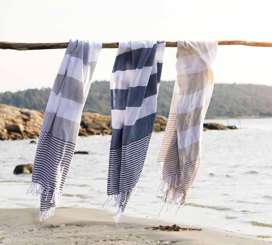 Hamam handduk Tunt vävd i bomull vilket gör den perfekt till stranden då den torkar snabbt.