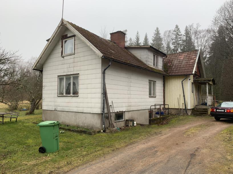 219-3-22 5(11) 3.8. Tomt och bostadsbyggnad TOMT God tillgänglighet med ca 1 km grusväg från landsvägen fram till brukningscentrum. Gräsytor med trädgårdsanläggningar i form av buskar och fruktträd.