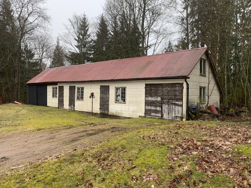 219-3-22 6(11) Kök på undre plan med 198-tals träskåpsinredning och diskbänk utrustat med elspishäll, fläkt, kyl, frys, diskmaskin samt inbyggd ugn och micro.