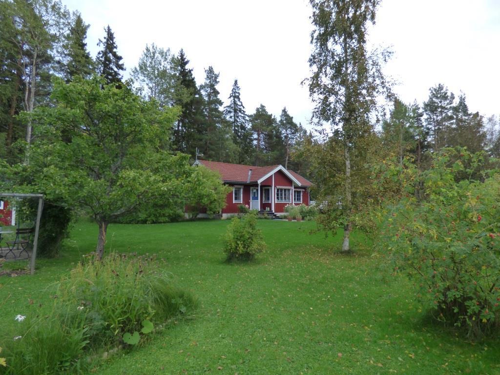 Sid 11 (14) Sommarstuga nära planområdet Den föreslagna exploateringen har en anknytning till befintliga bebyggelseområden och ses som en komplettering till både bebyggelsen söderut samt västerut på