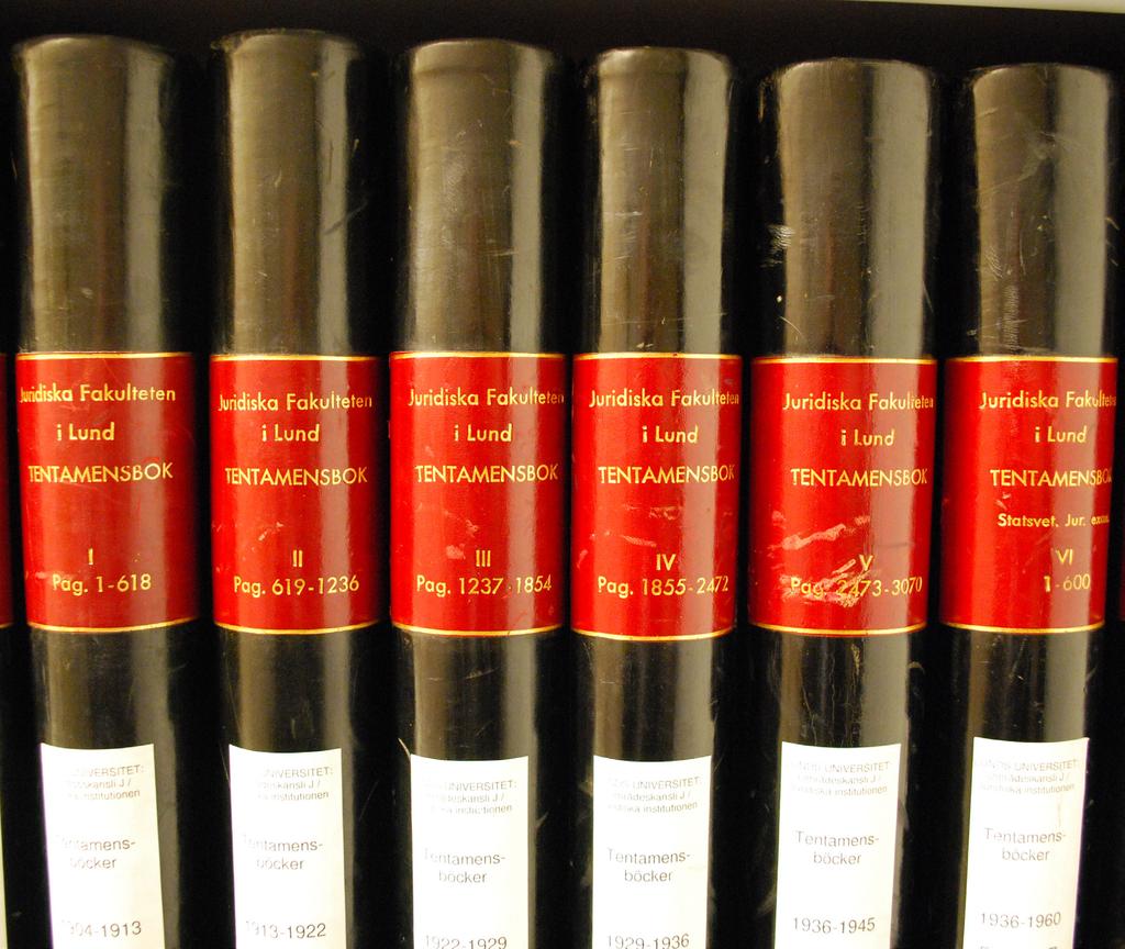 18 HANDBOK I DOKUMENTHANTERING Systematiskt ordnade tentamensböcker i Kansli J:s och Juridiska institutionens arkiv.
