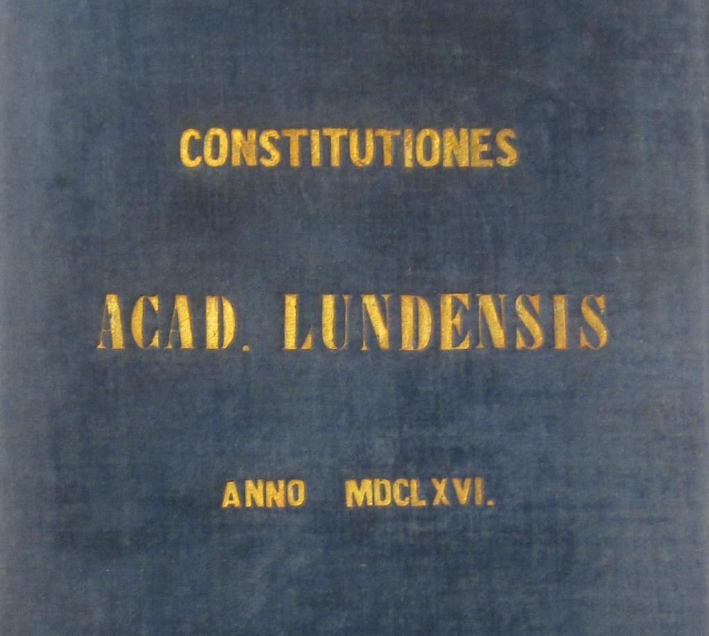 4 HANDBOK I DOKUMENTHANTERING Detalj från det sammetsklädda omslaget till 1666 års konstitutioner, Lunds universitets äldsta regelverk (Räntekammarens och kontorets arkiv 1666-1964, volym I 1:2).