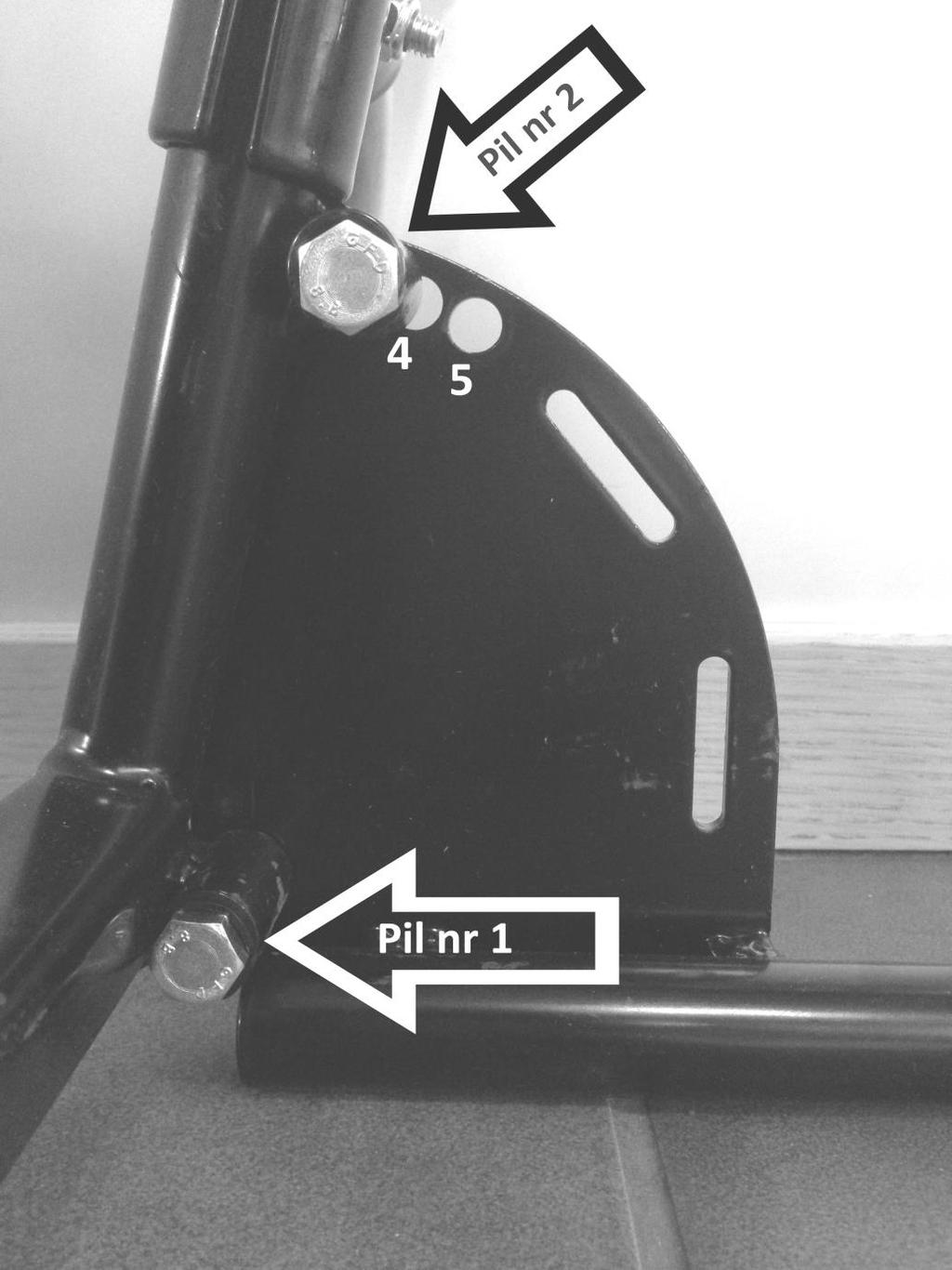 Montera ihop golvenheten med den stående dörrenheten använd skruv M8x40 både till den nedre och övre enligt pilar. Bilden visar en ihopmonterad golvram med den stående enheten från insidan.