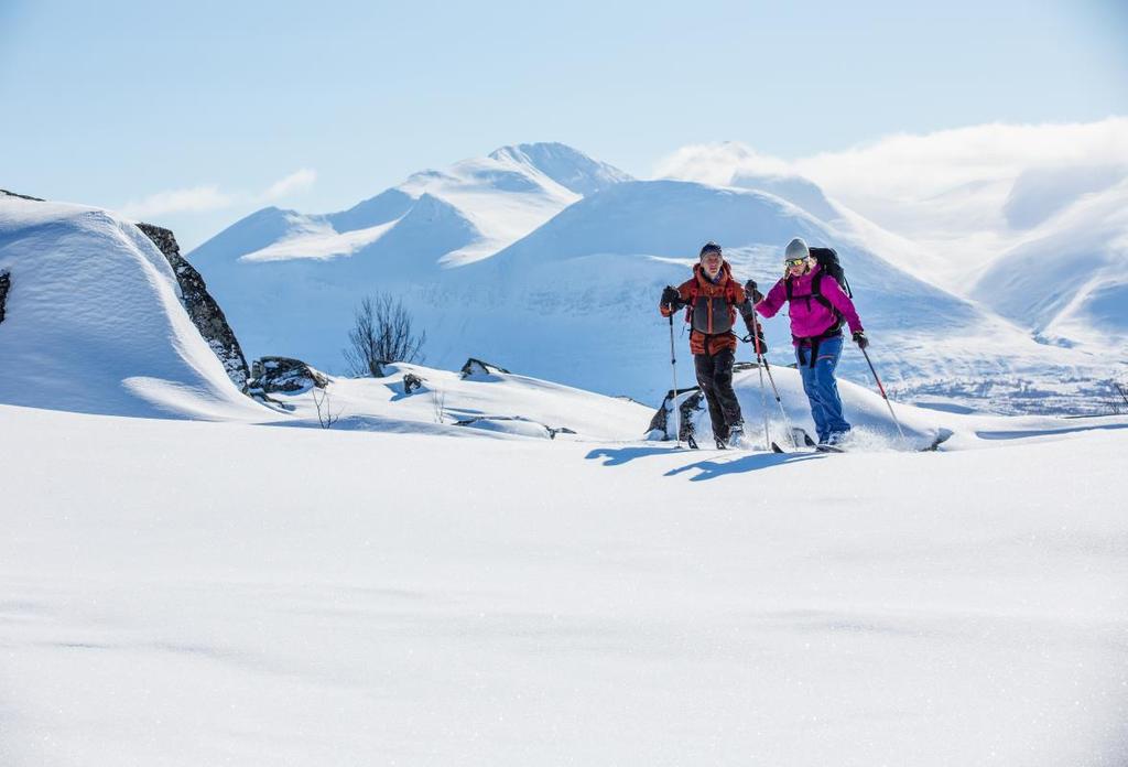 INFORMATIONSBLAD Vinter 2020 Första fjällturen ett äventyr i Laponia Vill du prova på skidåkning på fjället utan att ha riktigt alla kunskaper som krävs? Då är det här aktiviteten för dig!