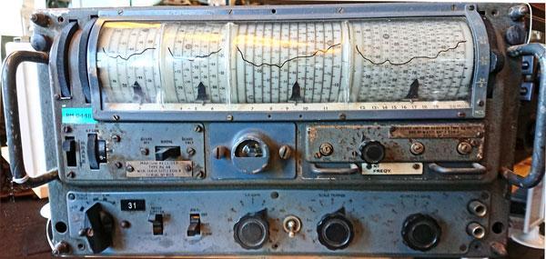 Flygradiomottagare från WW2 6 Denna enhet RM4487 står på Militärradioområdet på Radiomuseet Fabrikat: Marconi Typ Rg44 RAF R1475, WSK 14818 Frekvensområden 2,0-20 MHz uppdelad på fyra band Skalan är