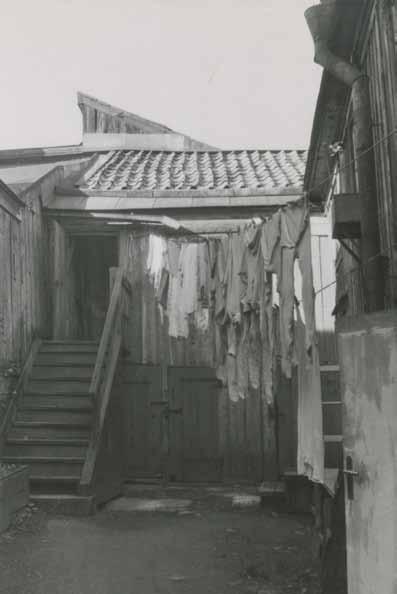 Gårdsmiljön år 1946. Foto O. Halldin. 1600-talet låg Båtsmansvarvet (senare Galärvarvet) på Djurgården, och Amiralitetet disponerade marken där Djurgårdsstaden nu ligger.