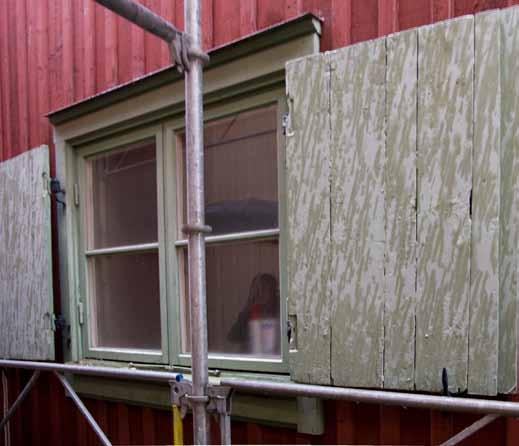 Äldre fönsterluckor som sparades när det tidigare huset revs på tomten. Foto J. Malmberg.
