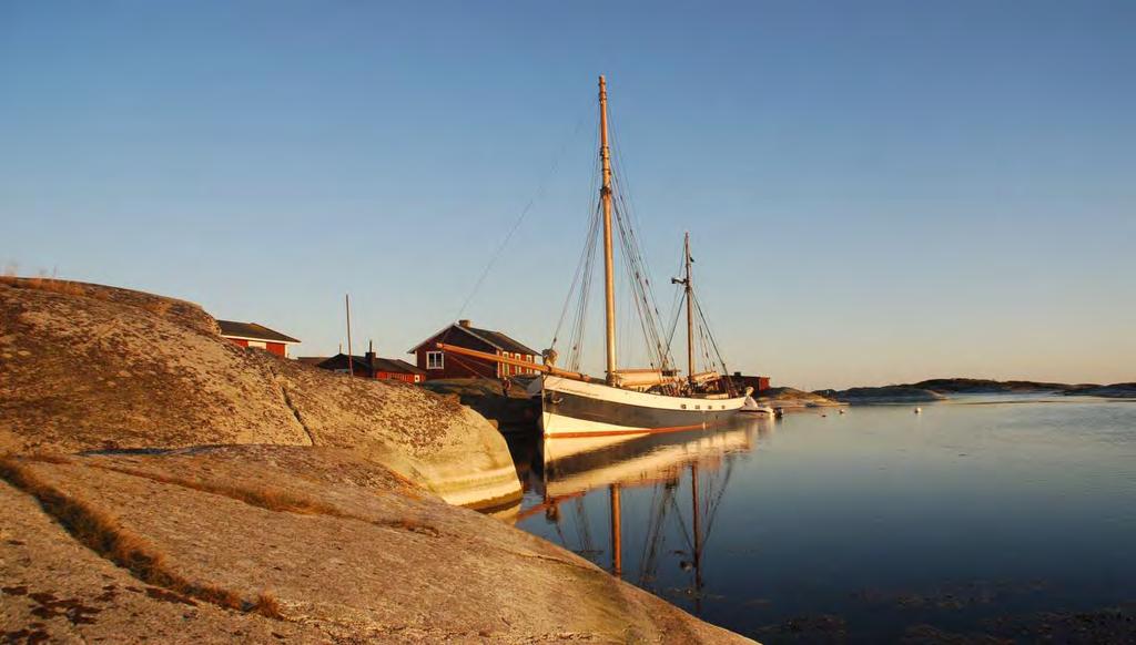 En dag på Belle Amie Vi seglar så mycket vi kan Besöka spännande platser Uppleva skärgården när den är som bäst Sola och bada Lära sig segla, navigera och leva sjömansliv Boende i hytter och salong