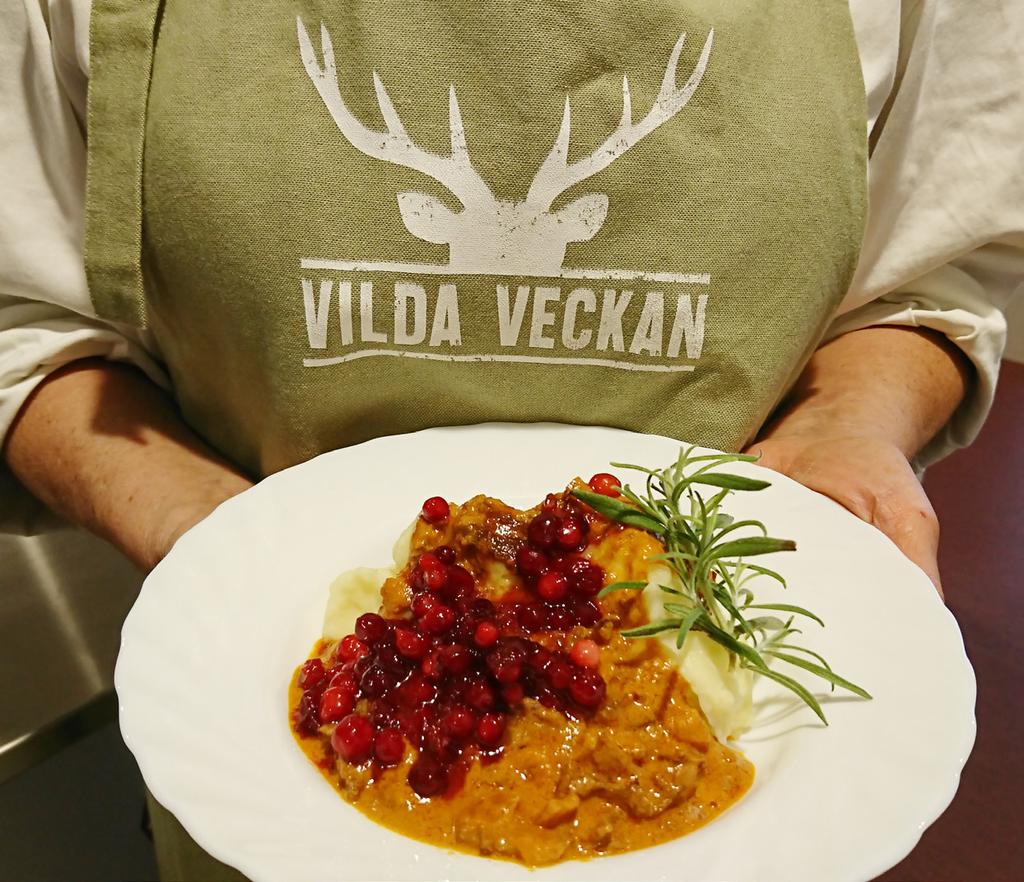 Viltskav med gräddsås, potatismos och lingon Favorit hos många: Milt, gräddigt med välkända smaker.