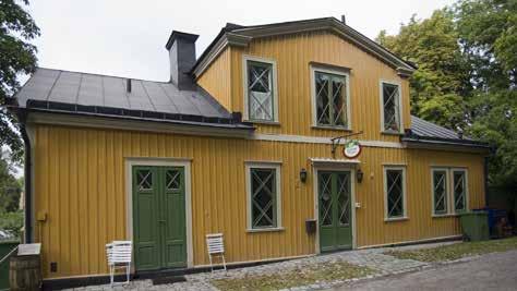 HUSET SETT FRÅN ÖSTER. FOTO: J. MALMBERG. TRÄDGÅRDEN FRÅN VÄSTER. TILL VÄNSTER OM HUVUDBYGGNADEN SKYMTAR UTHUSET. FOTO: J. MALMBERG. Eberhard Carlberg.