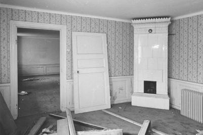 KAKELUGN OCH SNICKERIER FRÅN 1800-TALETS MITT. FOTO: I. WILKEN, SSM S-85-0918: 2. PANELER OCH FODER FRÅN 1800-TALETS MITT. FOTO: I. WILKEN, SSM S-85-0921: 9. sadeltak och frontespiser.
