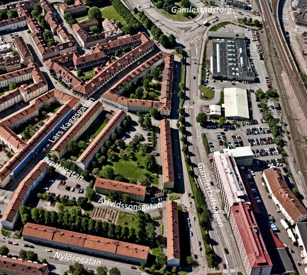 Södra området Det södra läget vid Brettegatan är mer komplext. Det består av parkmark och parkeringsplats. Parken fungerar som bostadsnära park och där det bl.a. finns odlingslotter och lekplats samt en lindallé i fint skick.