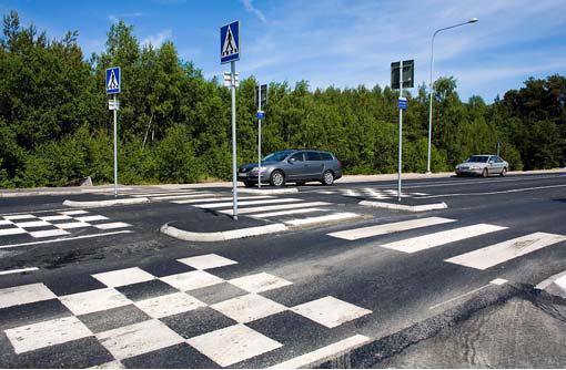 Om gc-passager sker i plan bör dessa hastighetssäkras till 30 km/h genom fysiska åtgärder Sidoanläggningar Längs med sträckan finns fyra busshållplatser och två parkeringsplatser.