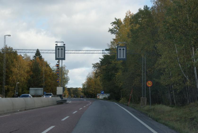vägen enligt normal vägmarkeringsstandard. Körfältssignaler som regleringsform utformas enligt VGU omställbara vägmärken.