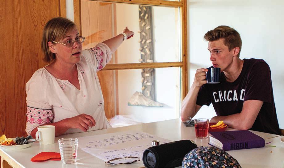 Nya kyrkoherden vill lyssna och leda Camilla Ekholm instruerar hjälpledarna vid konfirmationslägret inför eftermiddagens uppgift. Hjälpledaren Robert Holmberg lyssnar noga.