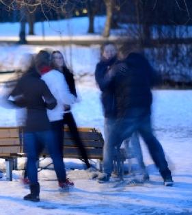ÖVNINGSUPPGIFT 3 funderingar och ha det SLAGSMÅL Det är en vanlig fredagskväll, klockan är 23.45.