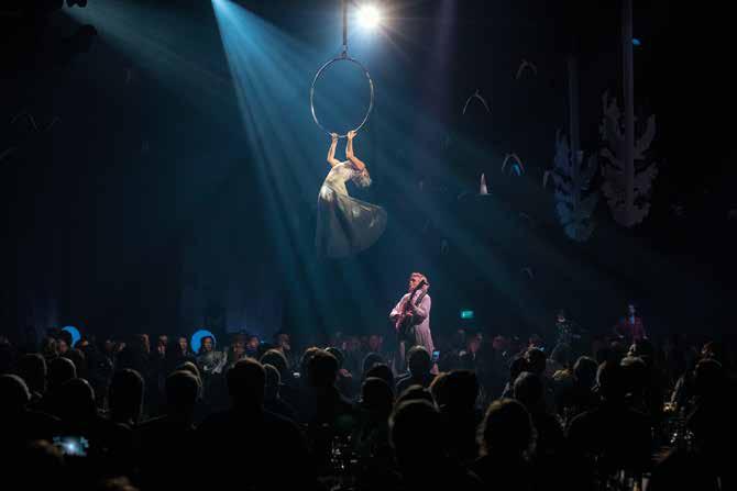 KONSTNÄRLIG VERKSAMHET Cirkör Event Fem cirkusartister Aaron Hakala, Lukas Ivanow, Nelli Kujansivu, Peter Åberg, Regina Baumann bjöd på fantastiska cirkuskonster.