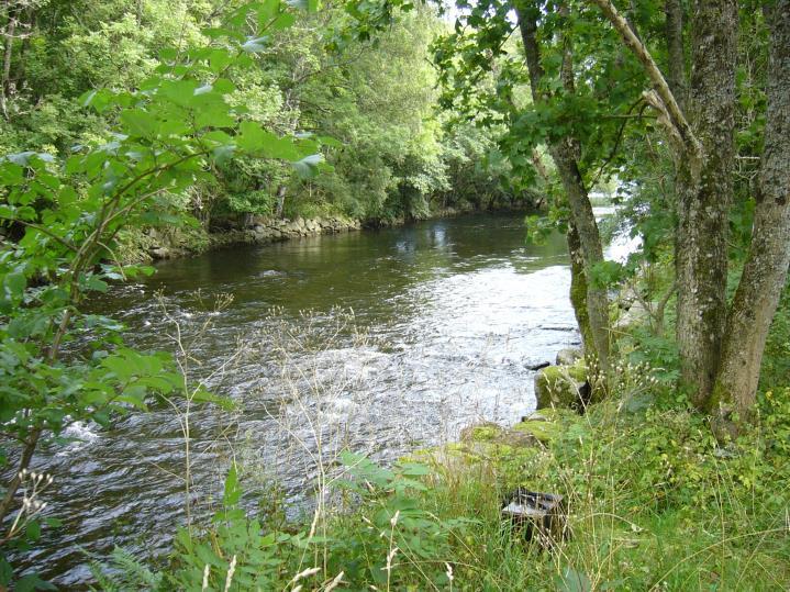 mellan Västra Götaland och Halland ligger i anslutning till Lygnerns utlopp i Sundsjön. Medelvattenföringen (MQ) vid mynningen är ca 13 m³/s.