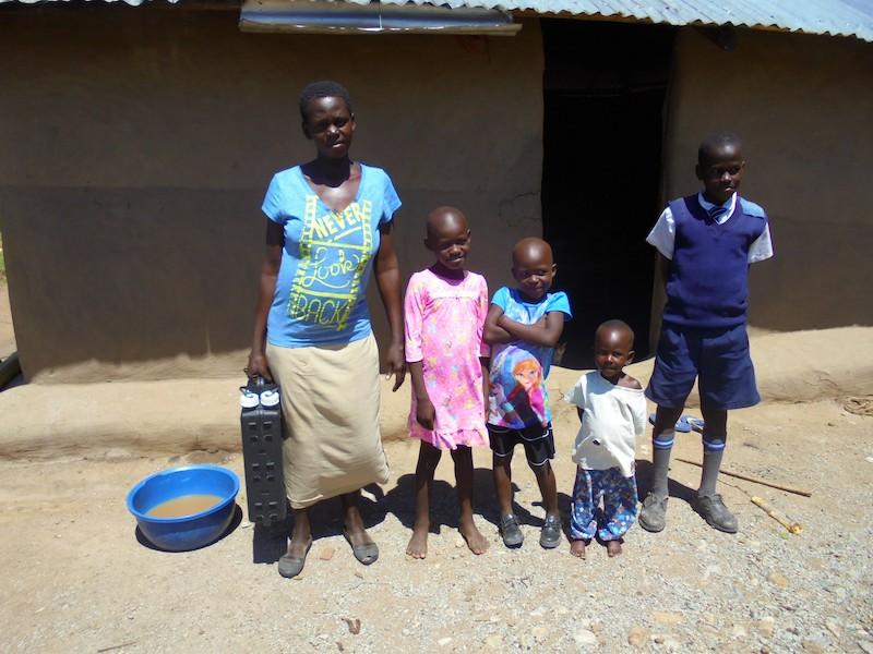 SUNSHINE STORY Rent vatten från födseln Case story Hälsa Sparande Atieno bor med sin man och fyra barn i Homa Bay vid Viktoriasjön.