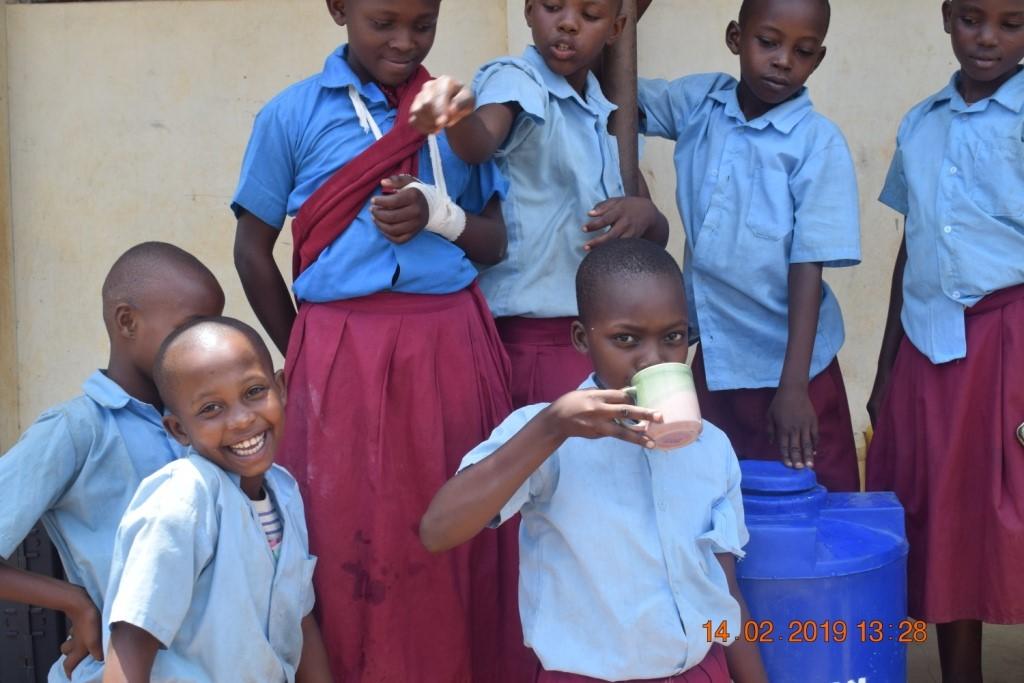 SUNSHINE STORY Rent vatten till barnen Case story Utbildning Hälsa På Mkanda-skolan går 263 barn.