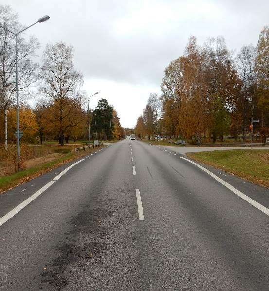 Rönnedalsvägen Gatan är en sex (6) meter bred infart till kvarteret Rönnedal och övergår i höjd med gamla panncentralen till en parkeringsgata på kvartersmark.