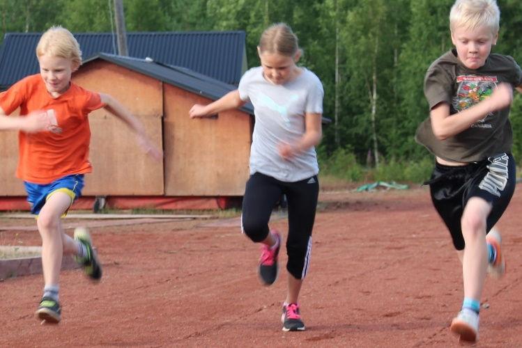 För oss lite äldre. Nu ska vi köra igång även en gemensam träning vid utegymmet och omgivningarna på vallen. Gymträning, löpning mm.