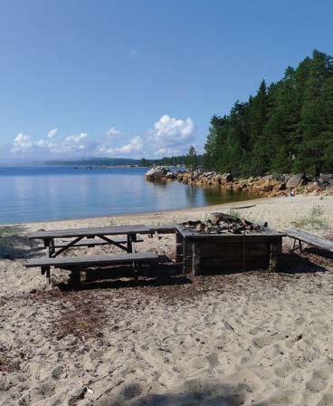 Hitta gärna ut till Jungfrukustens naturreservat med kajak.