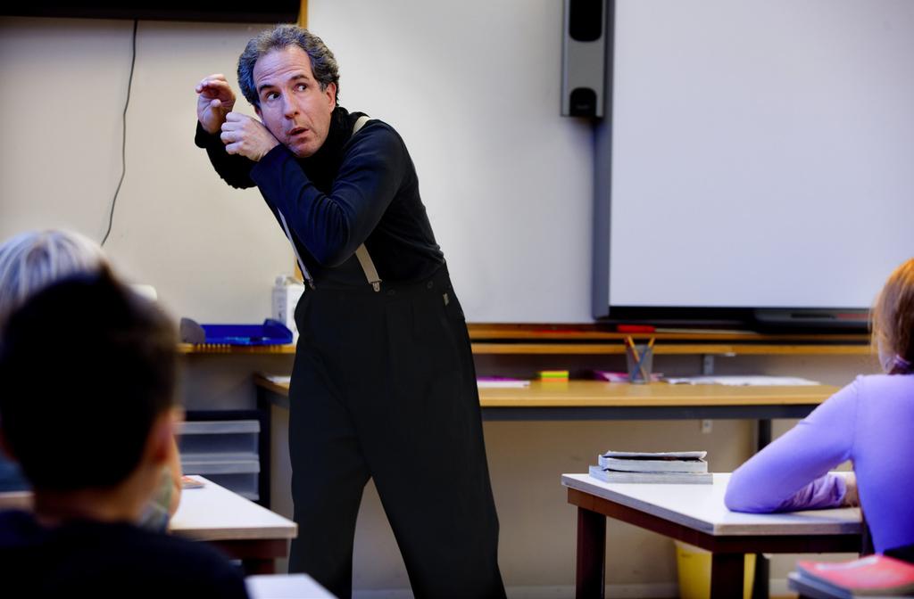 Expressteatern presenterar klassrumsföreställningen DID I REALLY? ett interaktivt mimäventyr på engelska Den ondskefulle Mr X, utklädd till vaktmästare, stjäl barnens känslor.