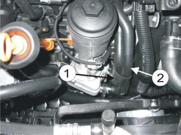 3/6 N Demonter dekselet over motoren. Kapp slangene fra hverandre med en skarp kniv (). N! Ikke kutt i slangene.