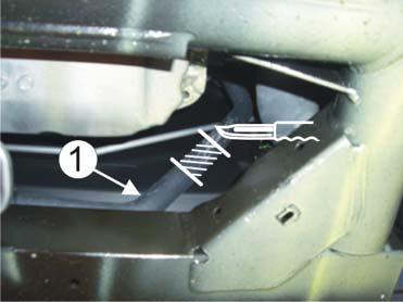 4/6 N Varmeren monteres i slangen () fra varmeapparatet til vannhuset på motoren. Kapp bort en 40mm del av slangen (). (Se skravert felt på bilde).