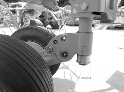 80 - Kontrollera den övre styrarmens (9) inställning med jämna mellanrum under arbetet. TD16/96/1 TD 16/96/2 täll in arbetshöjden (HIT 8.91 T) 80 Utan stödhjul: - täll in avståndet från marken.