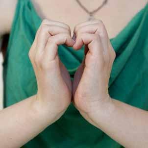 VISION OCH VERKSAMHETSIDÉ Vision Tillsammans i systerskap för en värld fri från mäns våld och förtryck Verksamhetsidé Roks ska i feministisk anda verka mot mäns våld mot kvinnor, tjejer och barn.