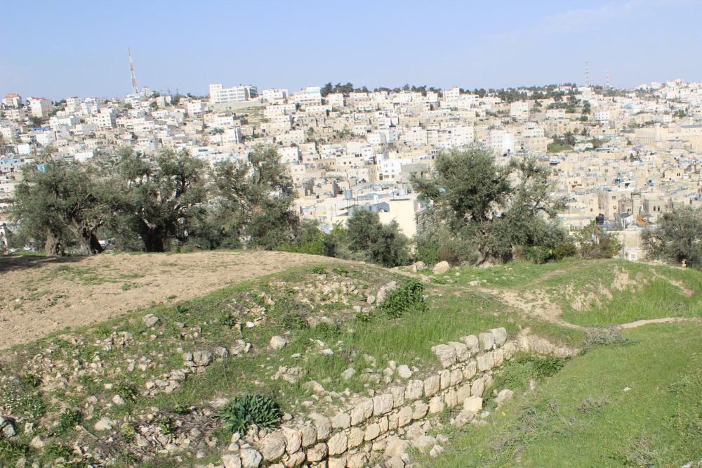 på Västbanken. Kung Herodes den store byggde ett väldigt mausoleum av massiva stenar över hela gravplatsen. Mausoleet är fortfarande intakt.