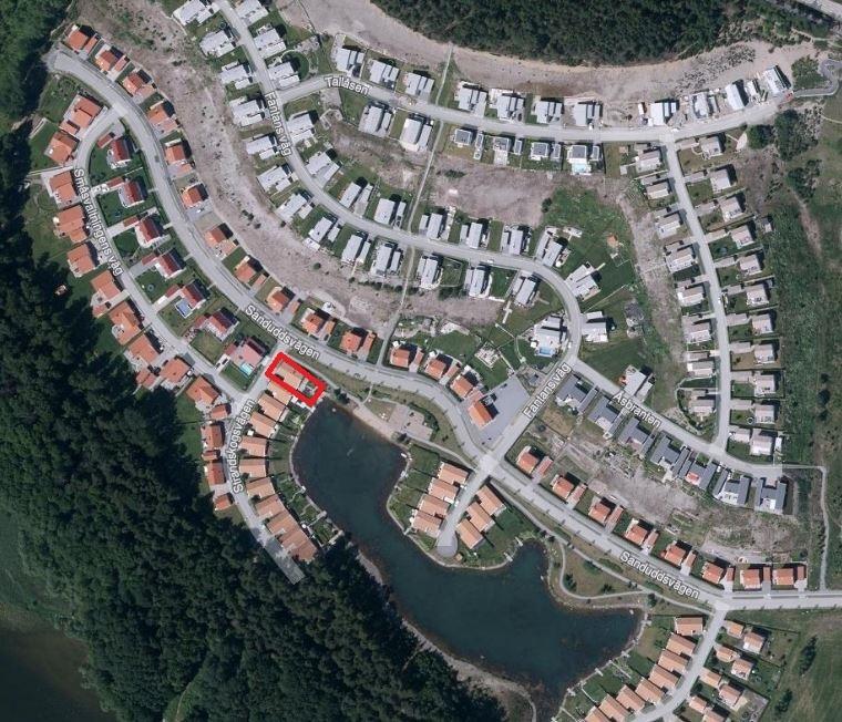 Figur 2. Maximal ljudnivå överskrids på en del av tomten som vetter österut från huset i bostadsområdet som ligger öster om bussgatan.