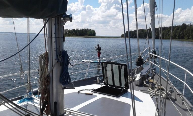 Med på båten har vi några SUP (Stand Up Paddleboard) och två av dem kan man också vindsurfa med.