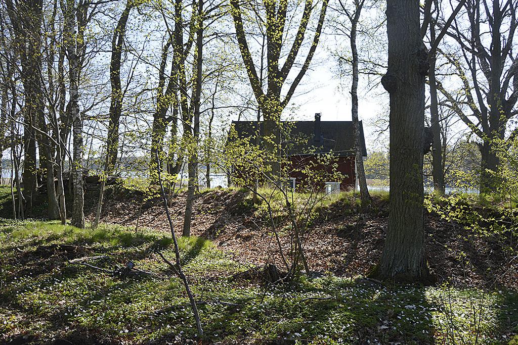 Brovaktarens privatbostad är sedan länge försvunnen liksom ett senare fritidshus på samma plats. Innanför skansens vallar finns dock en byggnad tillhörande det senare kvar (figur 3).
