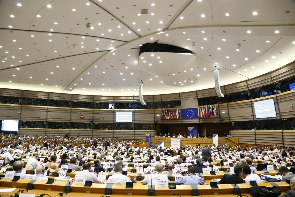 Europaparlamentet tar form Från och med 27 maj inleder de nyvalda ledamöterna sitt arbete med att bilda politiska grupper i Europaparlamentet Det krävs minst 25 ledamöter från minst en fjärdedel av