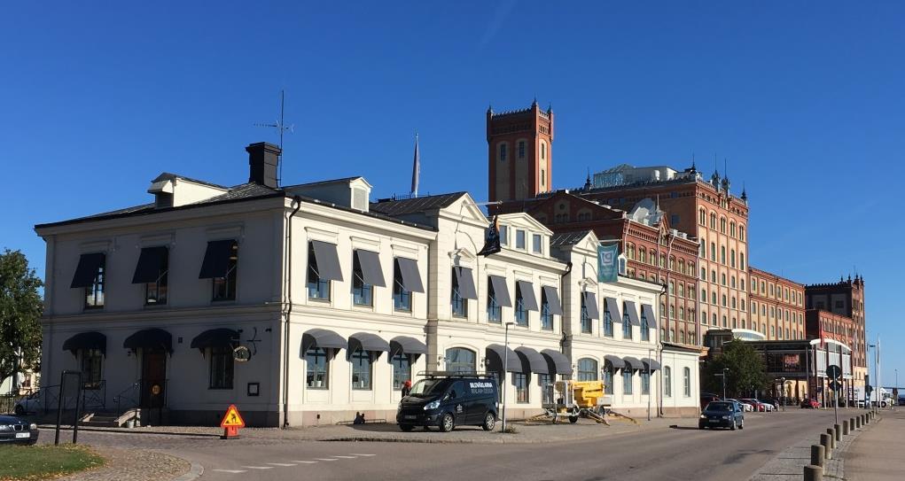 Den rörelse som sker i rummet sker långsamt, dels eftersom markbeläggningen gör det svårt att ta sig fram snabbt samt att det är en yta som alla trafikslag ska samsas om.