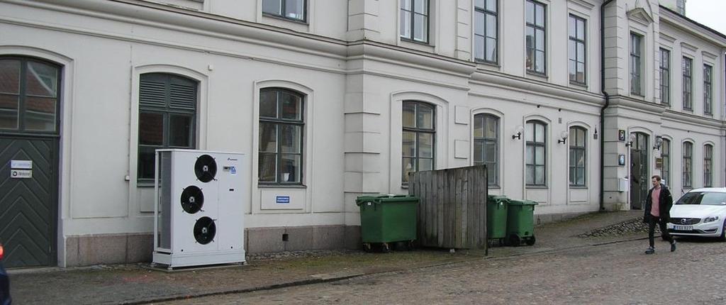 Avfallshanteringen gör att den norra sidan av byggnaden upplevs som en baksida. Avfallshanteringen bidrar till att norra sidan av byggnaden upplevs som en baksida.