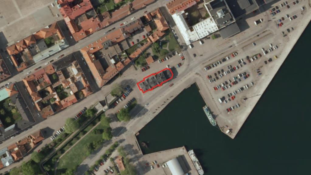 Tullhusets byggnadsarea är cirka 605 kvadratmeter. I Söder angränsar byggnaden till Skeppsbrogatan och i norr till Ölandsgatan.