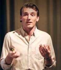 På agendan hos Programkommittén Påbörja arbetet efter sommaren med en arbetsgrupp för våra alumner i Stockholm. Arbetsledaren i Stockholm heter Peter Kurzwelly.